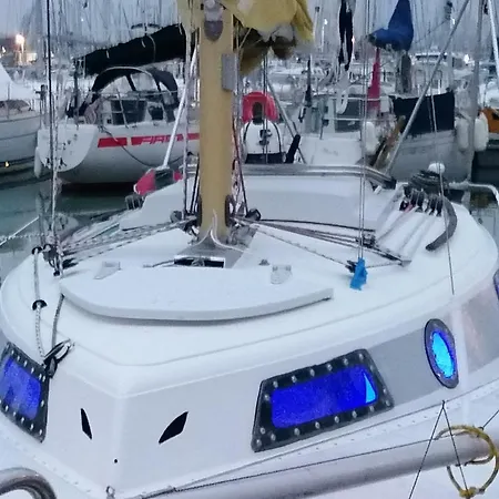 Botel Voilier A Quai Evasion V La Rochelle (Charente-Maritime)