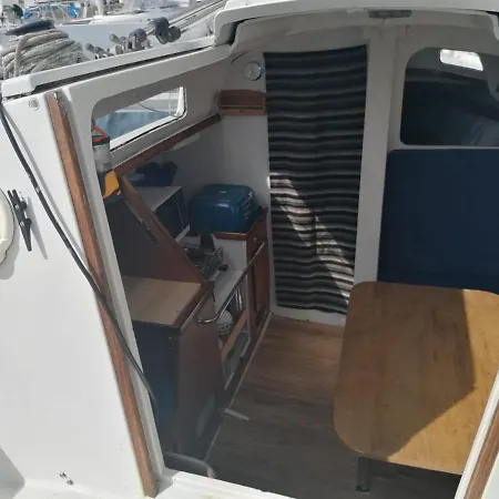 Botel Voilier A Quai Evasion V *