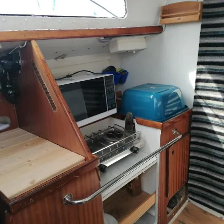 Botel Voilier A Quai Evasion V La Rochelle (Charente-Maritime)